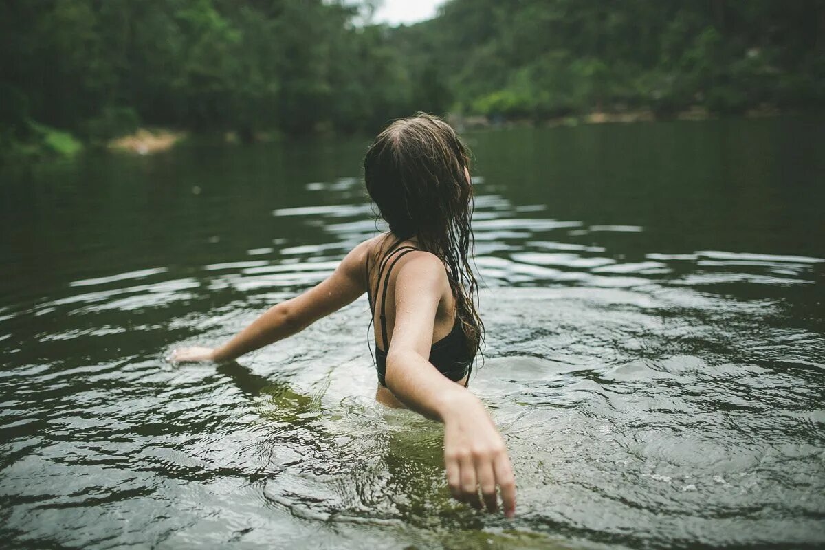 Прелести воды. Девушки на озере. Девушки на речке. Фотосессия у озера девушки. Девушка на речке со спины.