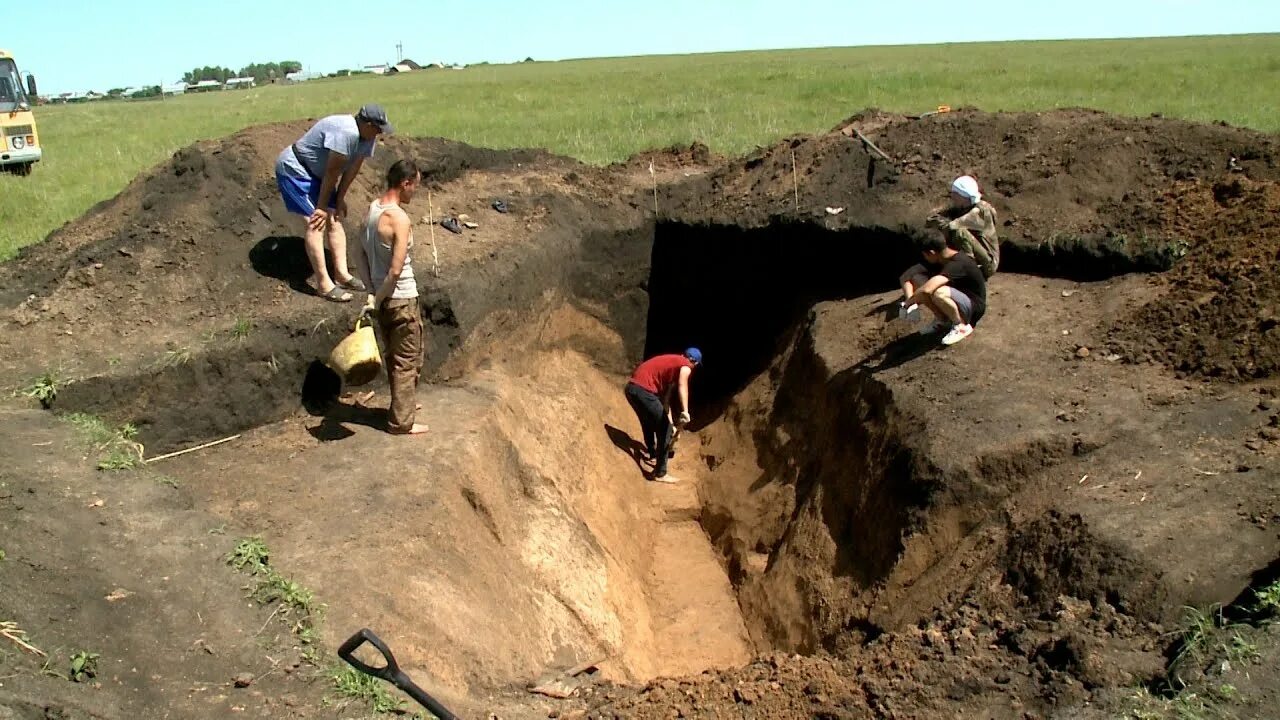 Группе археологов. Археологи проводят раскопки. Древние поселения на территории Платнировской. Таябинское Городище. Правобережное Цимлянское Городище раскопки 2019.