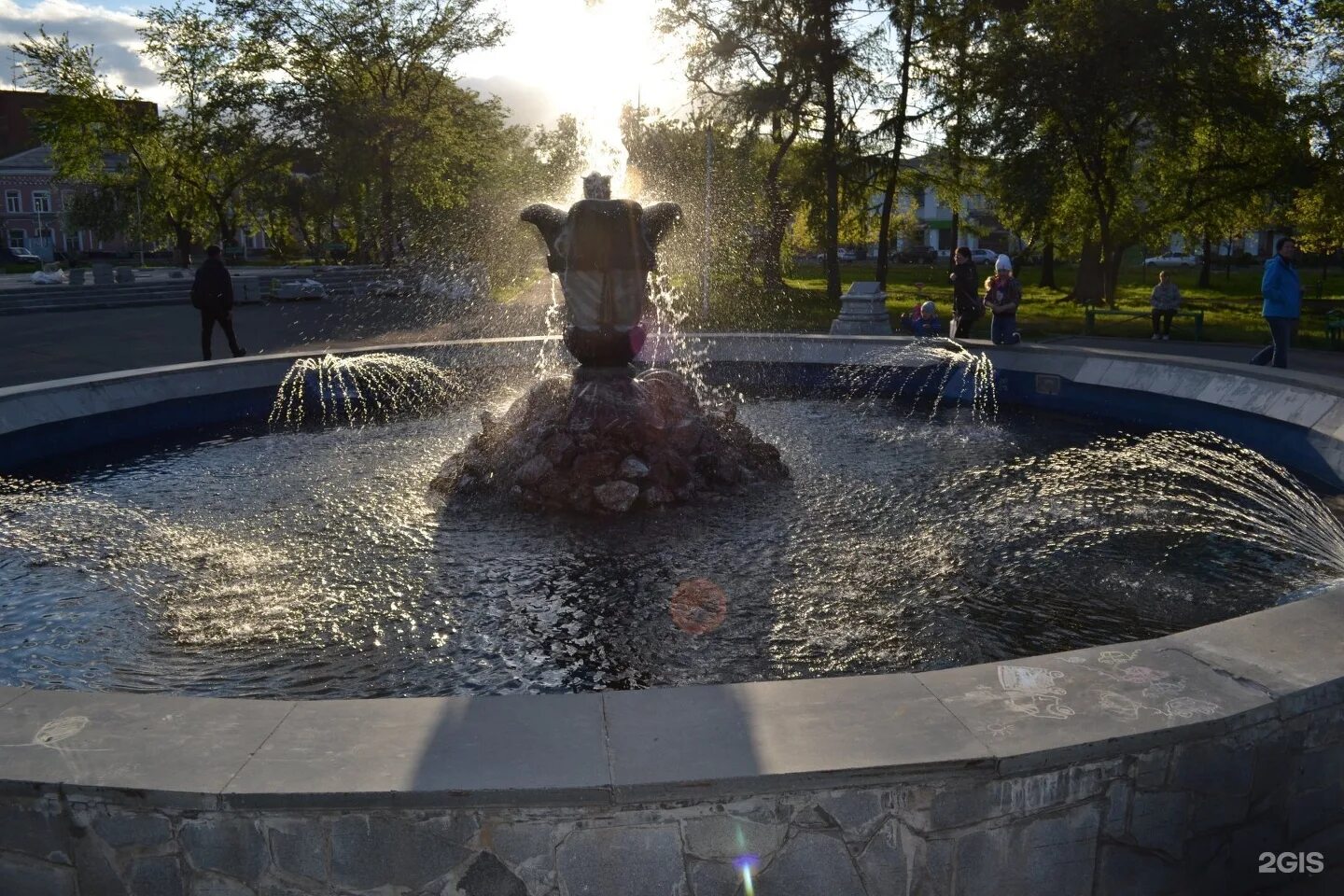 Сквер комсомолец лысьва. Памятник первым комсомольцам нижнего тагила. Комсомольская нижний тагил. Памятник комсомольцам нижний тагил. Сквер.