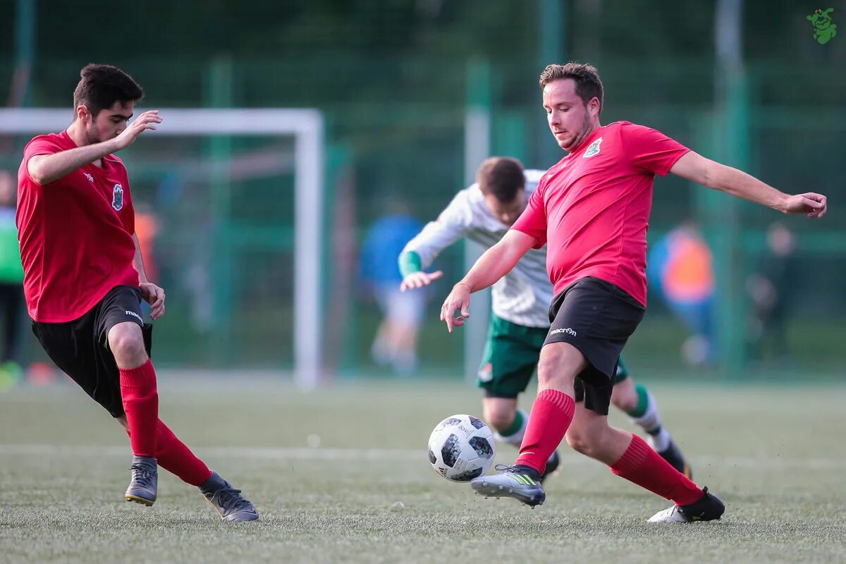 дети футболисты. футбол детская секция. где заняться футболом. футбольная секция для детей. где заняться футболом.