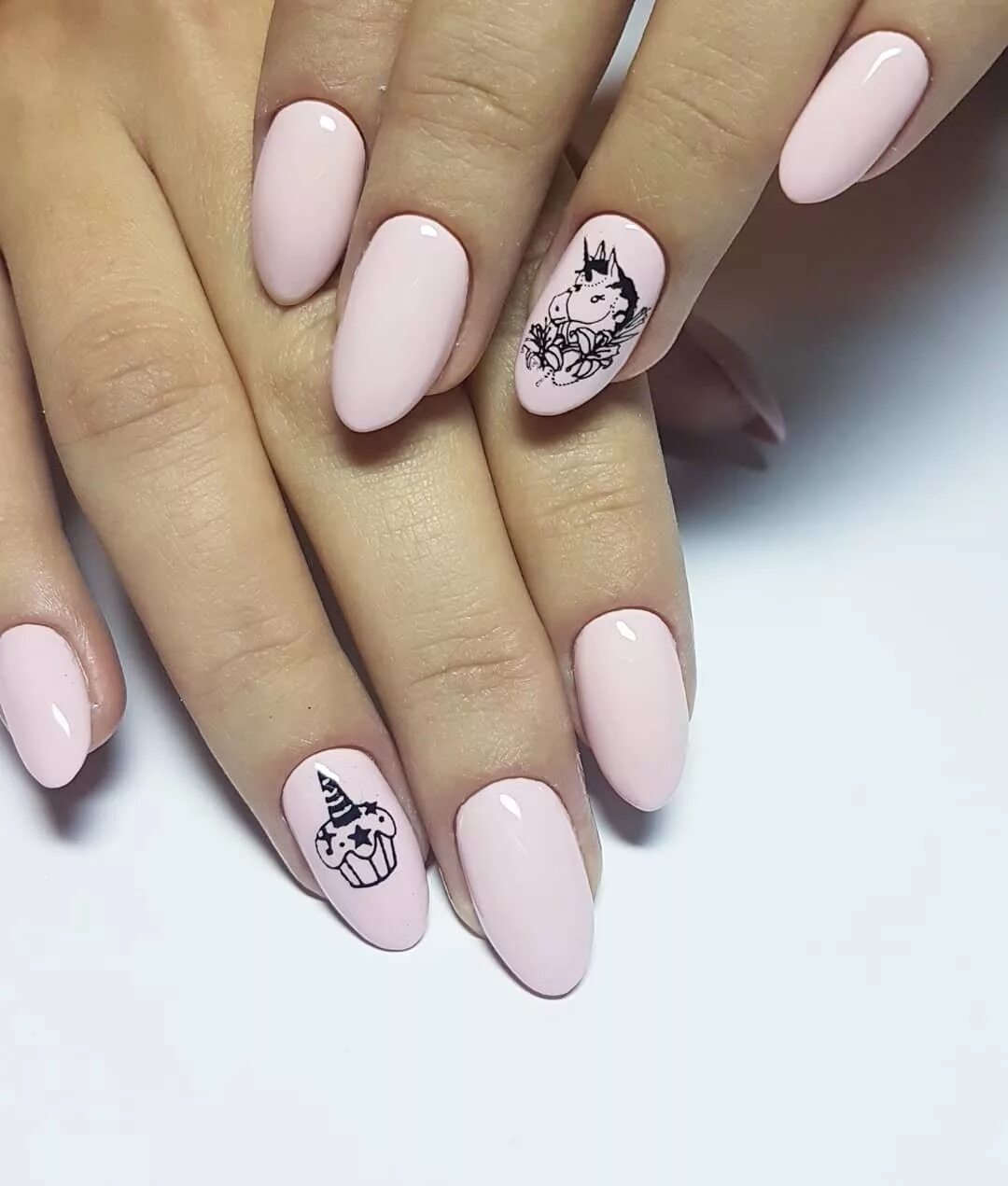 Маникюр с дизайном нежный с рисунком. Ногти красивые молодежные. Нежный маникюр. Маникюр пастельные тона с рисунком. Маникюр в пепельных тонах.