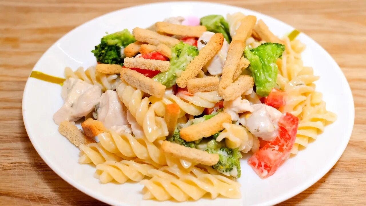 Макароны с филе в мультиварке. Макароны с куриной грудкой. макароны с курицей на сковороде. макароны с куриной грудкой на сковороде. макароны с куриной грудкой и овощами.