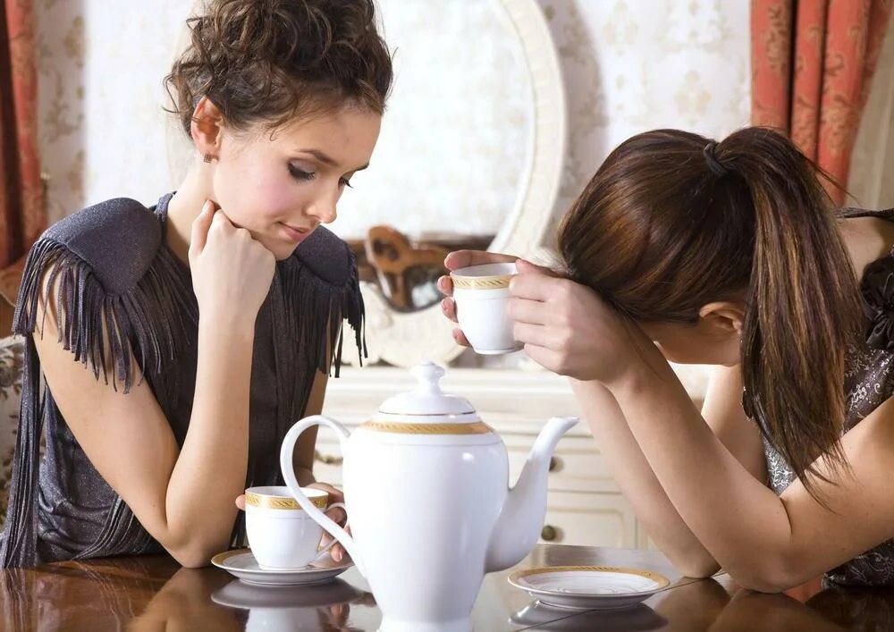 Две девушки сидят в кафе. Женщины подруги. Чаепитие с подругами. Две девушки за чашкой чая. 2 девушки 1 чай.