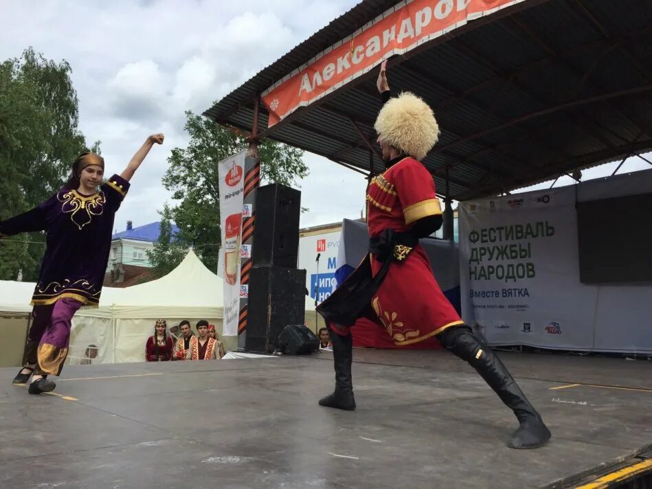 петропавловская лезгинка. лезгинка на горе. с днем лезгинки. танцует лезгинку. грузинская лезгинка.