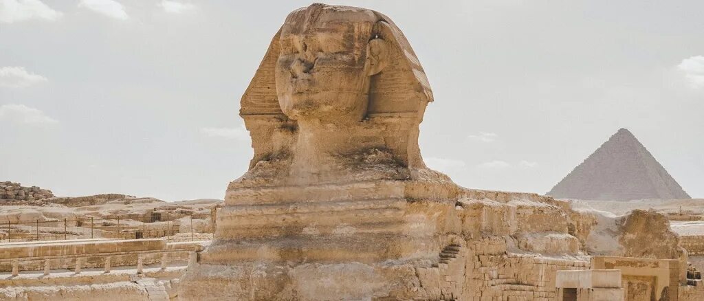 Египет из челябинска 2024. Храм сфинкса в Гизе. Фото сфинкса в Египте 2022 года. Здания древнего Египта из песчаника. Сфинкс Египет ночью.