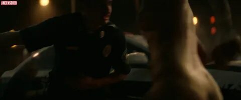 Голая Маккензи Дэвис в Terminator Dark Fate. 