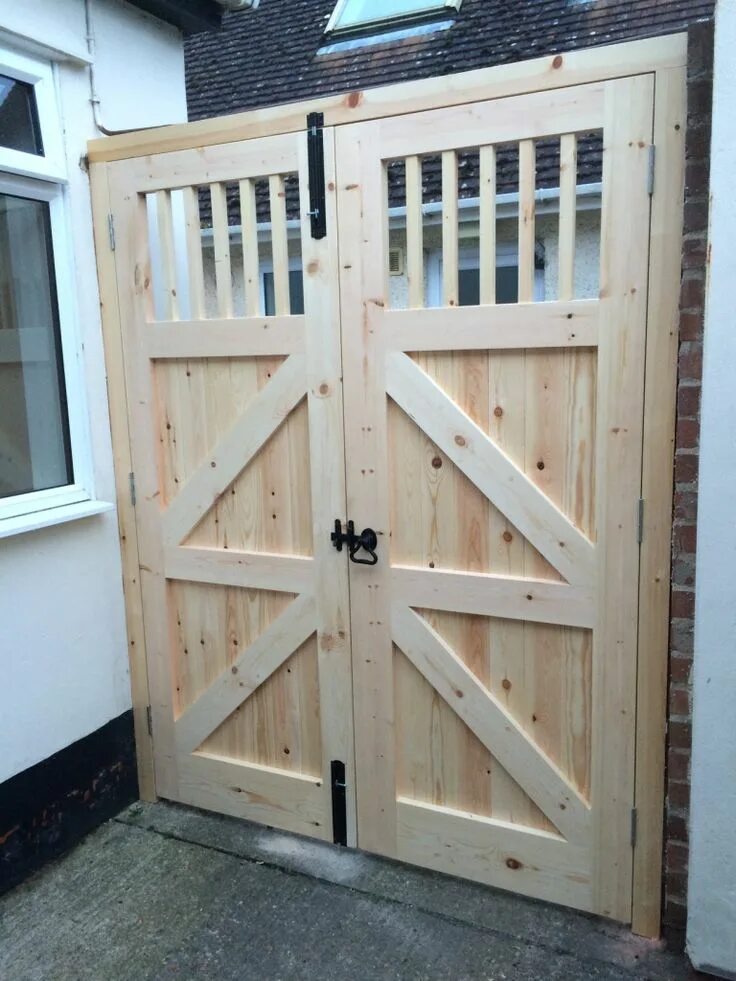 Деревянные ворота в конюшню. Деревянные ворота. Красивые деревянные ворота. Деревянные ворота с калиткой. Столярная мастерская на даче.
