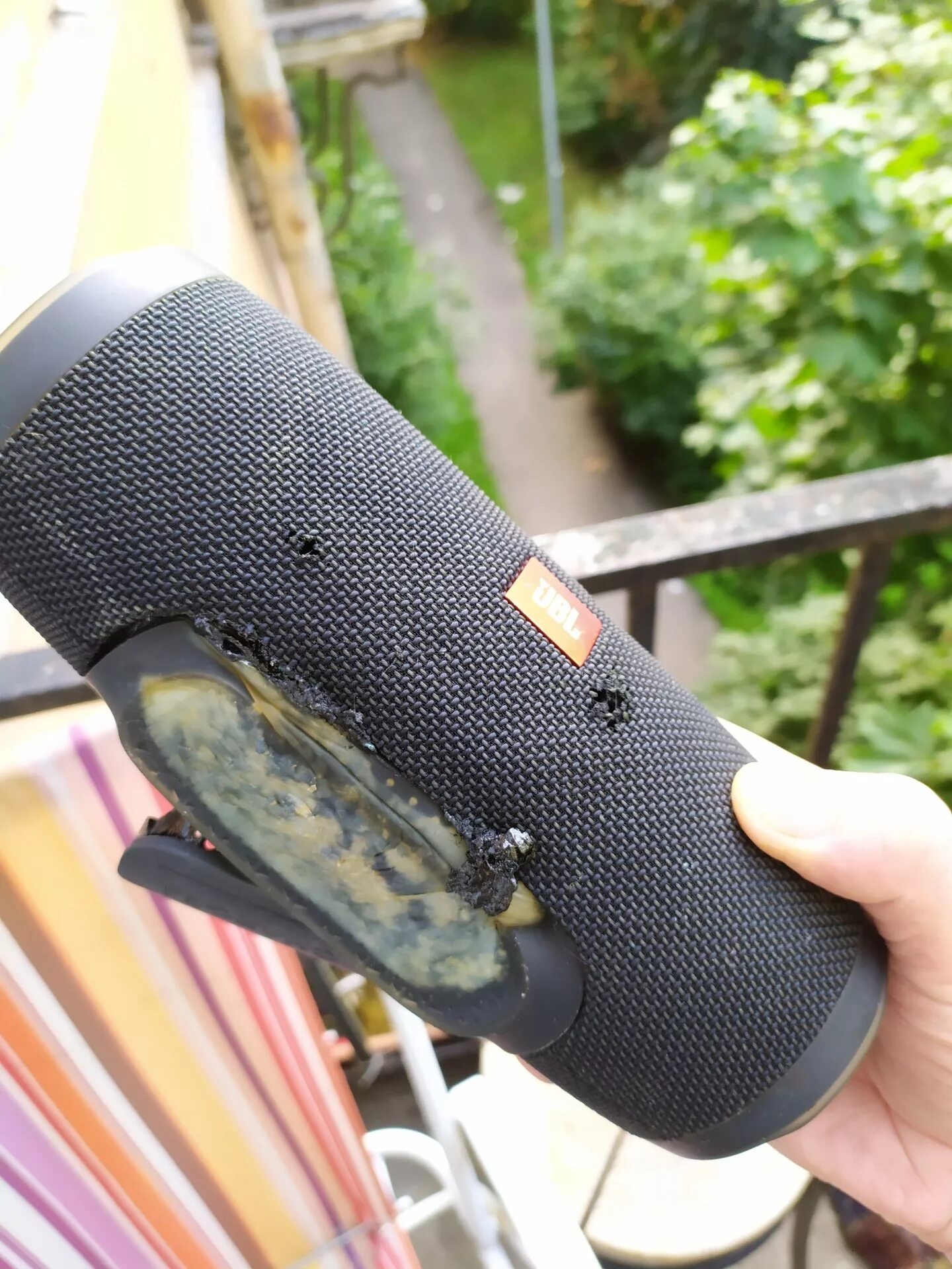 Колонка сломается. Колонка сломается. Сломанная колонка. Динамик звуковой колонки 141c. Колонка сломается.