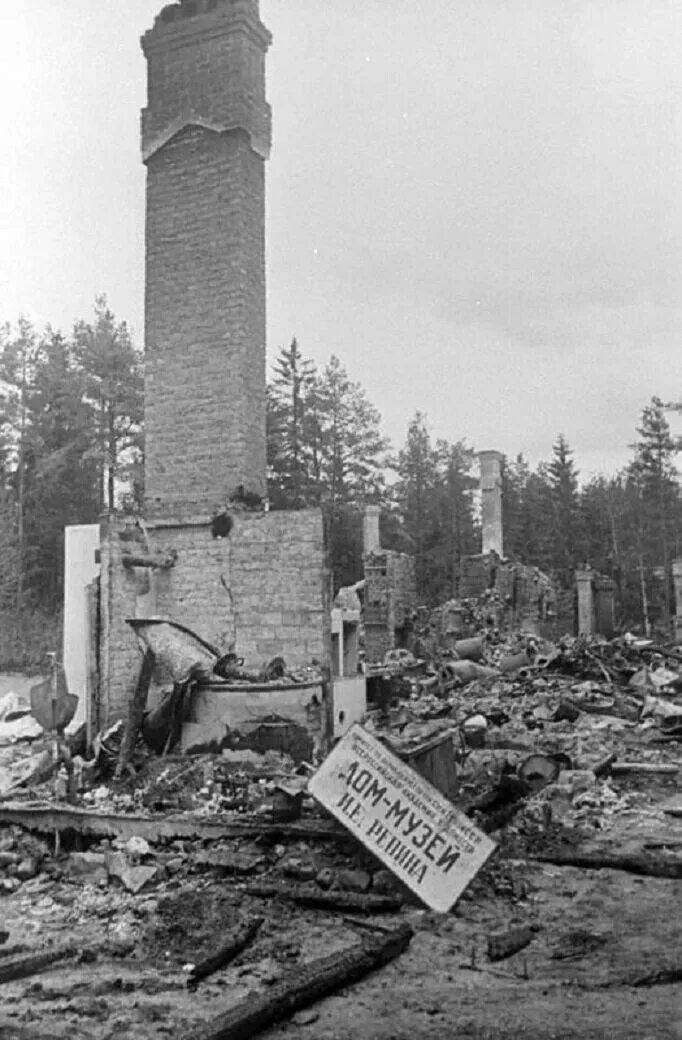 Музей-усадьба Репина пенаты после войны. Пенаты Репино в 1944 году. Пенаты Репино после освобождения в 1944 году. Усадьба Репина после войны. Памятник 1944 года