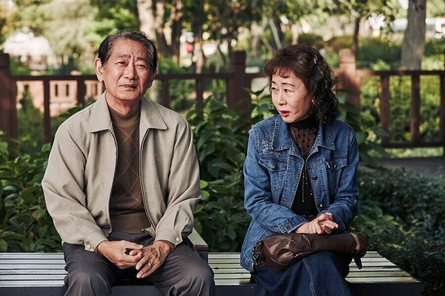Женщина не сочувствует. Роковая женщина Корея. Мужчина и женщина 2016 Корея. Комната пожилой леди в Корее.