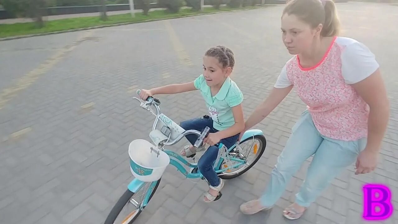 Как научить ребенка кататься на велосипеде двухколесном. Научить ребёнка ездить на двухколёсном велосипеде. ребёнок катается на двухколесном велосипеде. как научиться кататься на велике двухколесном. трехколесный и двухколесный дети.