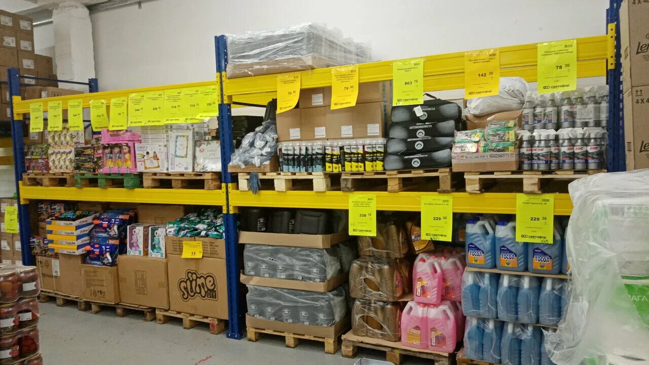 Светофор магазин низких в наро фоминске. Продуктовый магазин светофор. Магазин светофор фото. Продуктовый магазин светофор. Светофор щелково серково.
