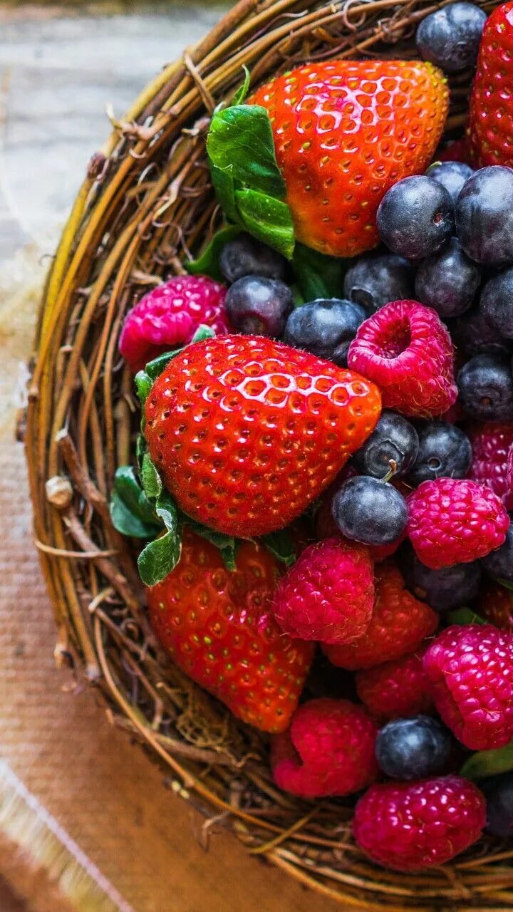 Красивые ягоды. Красивые фрукты. Красивые ягодки. Красивые фрукты и ягоды. Включи трактор ягодки вкусняшки