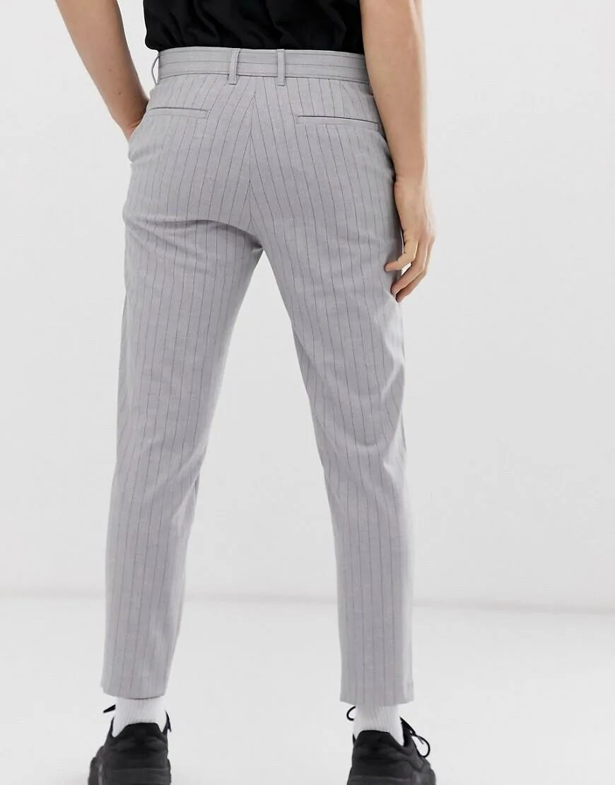 Серые брюки в полоску женские. Серые брюки в полоску женские. Серые брюки в полоску. Штаны в полоску мужские. Брюки в полоску мужские.