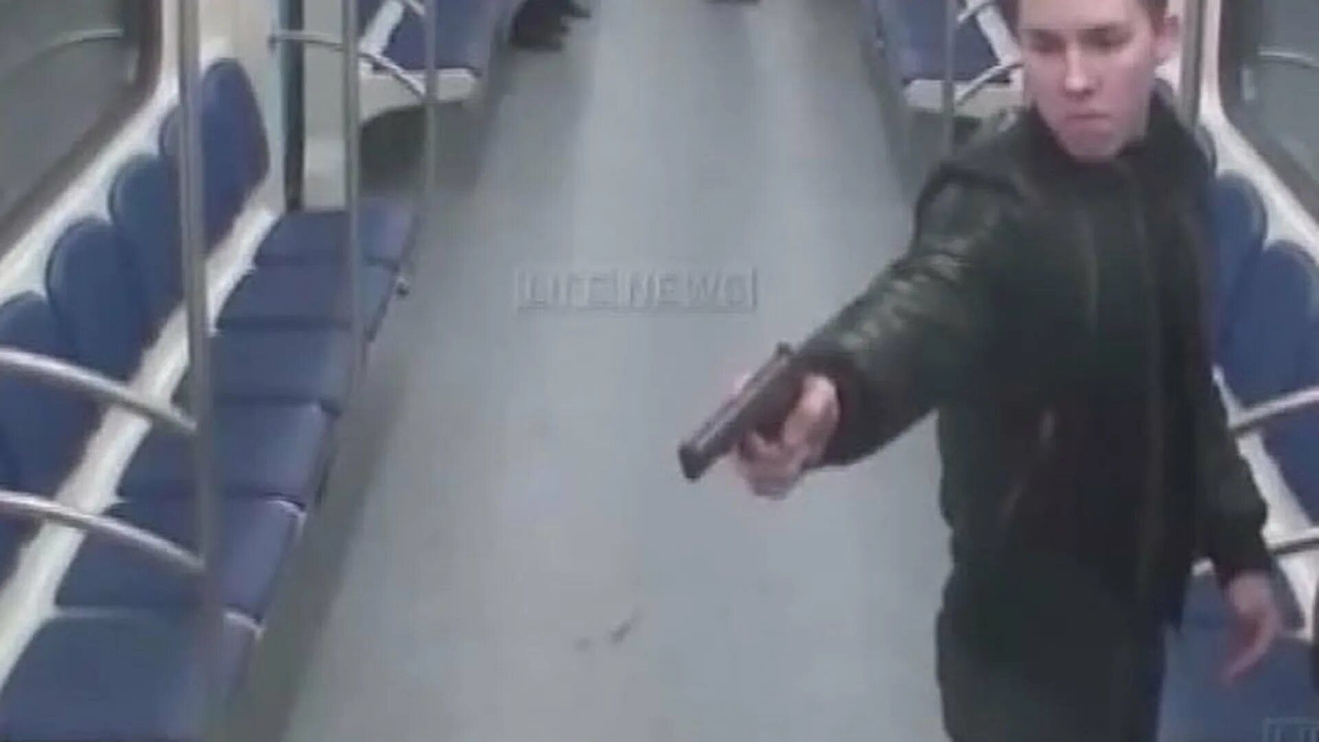 В метро с ножом можно. Стрелок в метро Паршин. Парень с пистолетом в метро.
