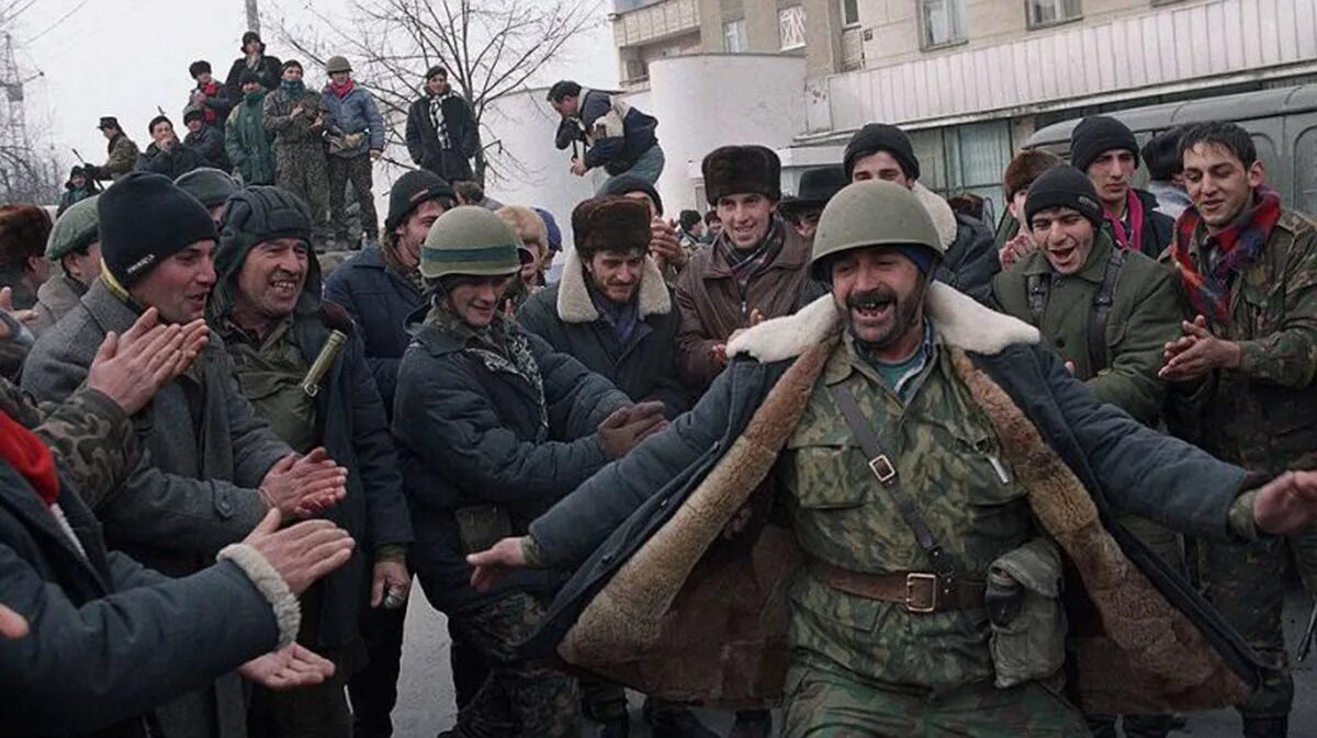 Чечня 1994 штурм грозного. 11 декабря 1996. 11 декабря 1996. Штурм грозного 1995 солдаты. 11 декабря 1996.