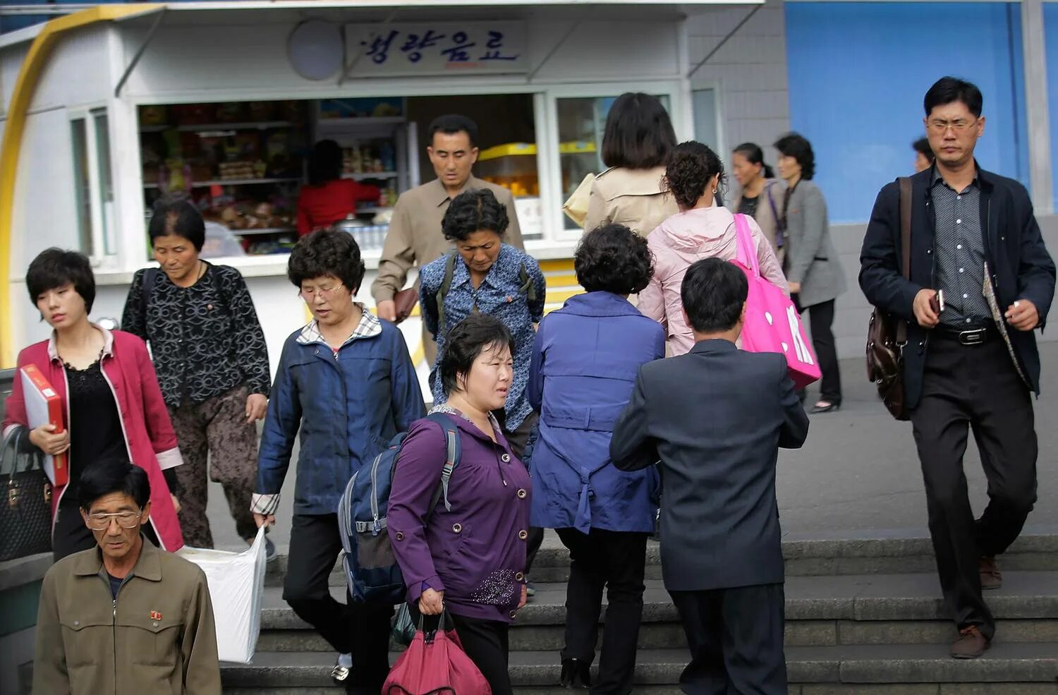 Северная корея фото. Северная корея люди. Северная корея люди. Северная корея повседневная жизнь. Северная корея 2019 деревня.