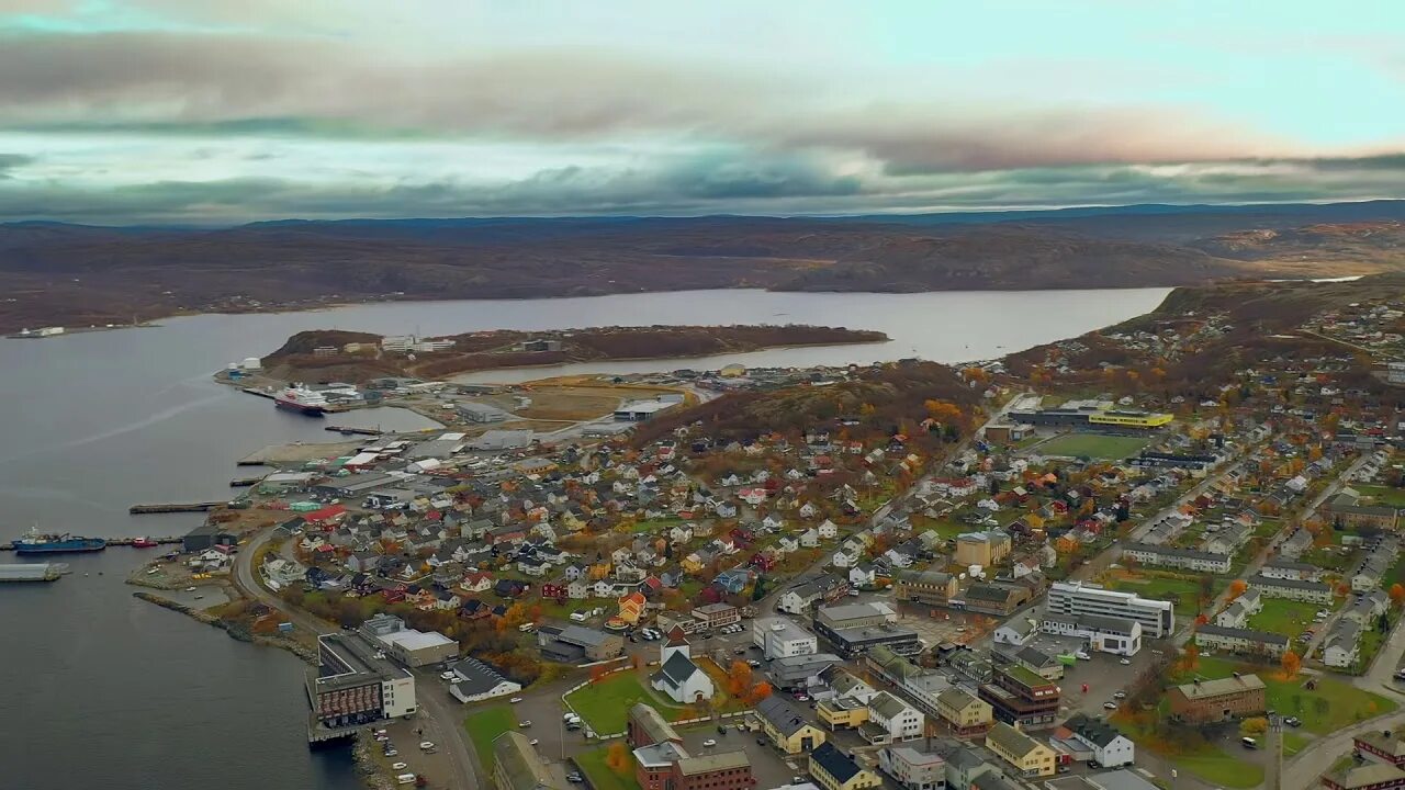 Киркенес осло. Киркенес Норвегия. Киркенес фьорды. Порт Киркенес Норвегия. Норвежский город Киркенес вид на никель.