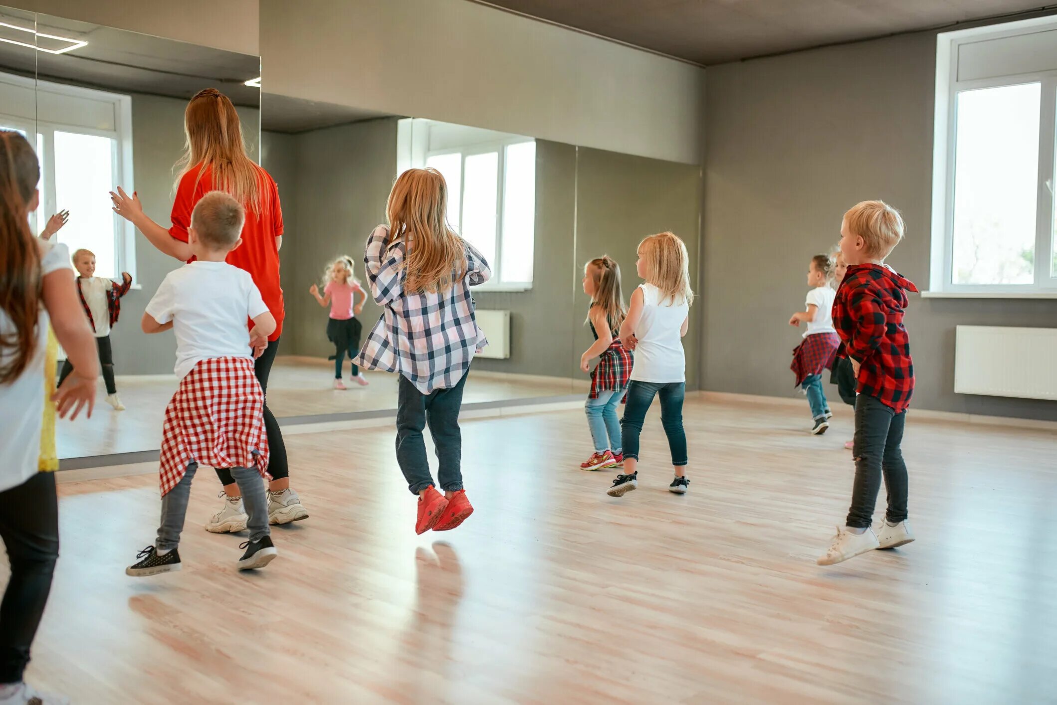 Танцует перед школой. Active child группа. Дизайн класса хореографии. Have a Choreography Lesson picture for Kids.