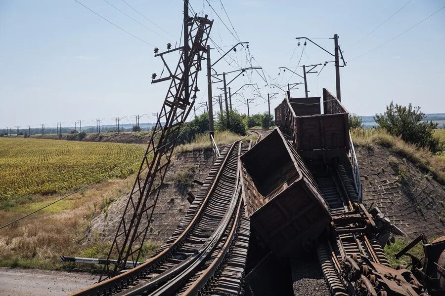 ЖД мост Красноармейск. Разрушенная железная дорога. Донбасс железная дорога. Железнодорожное полотно.