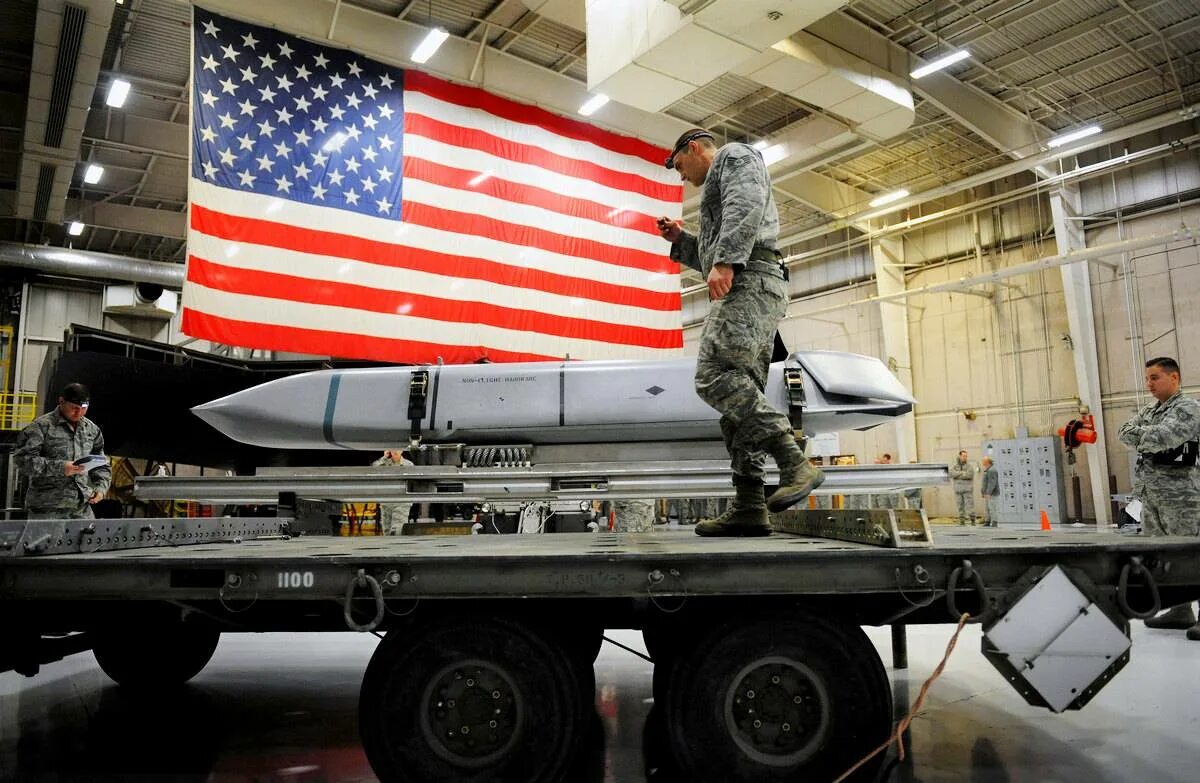 Россия разместила оружие. Ядерное оружие США. Ядерное вооружение США. Ядерное оружие НАТО. Ракета AGM-158 JASSM.