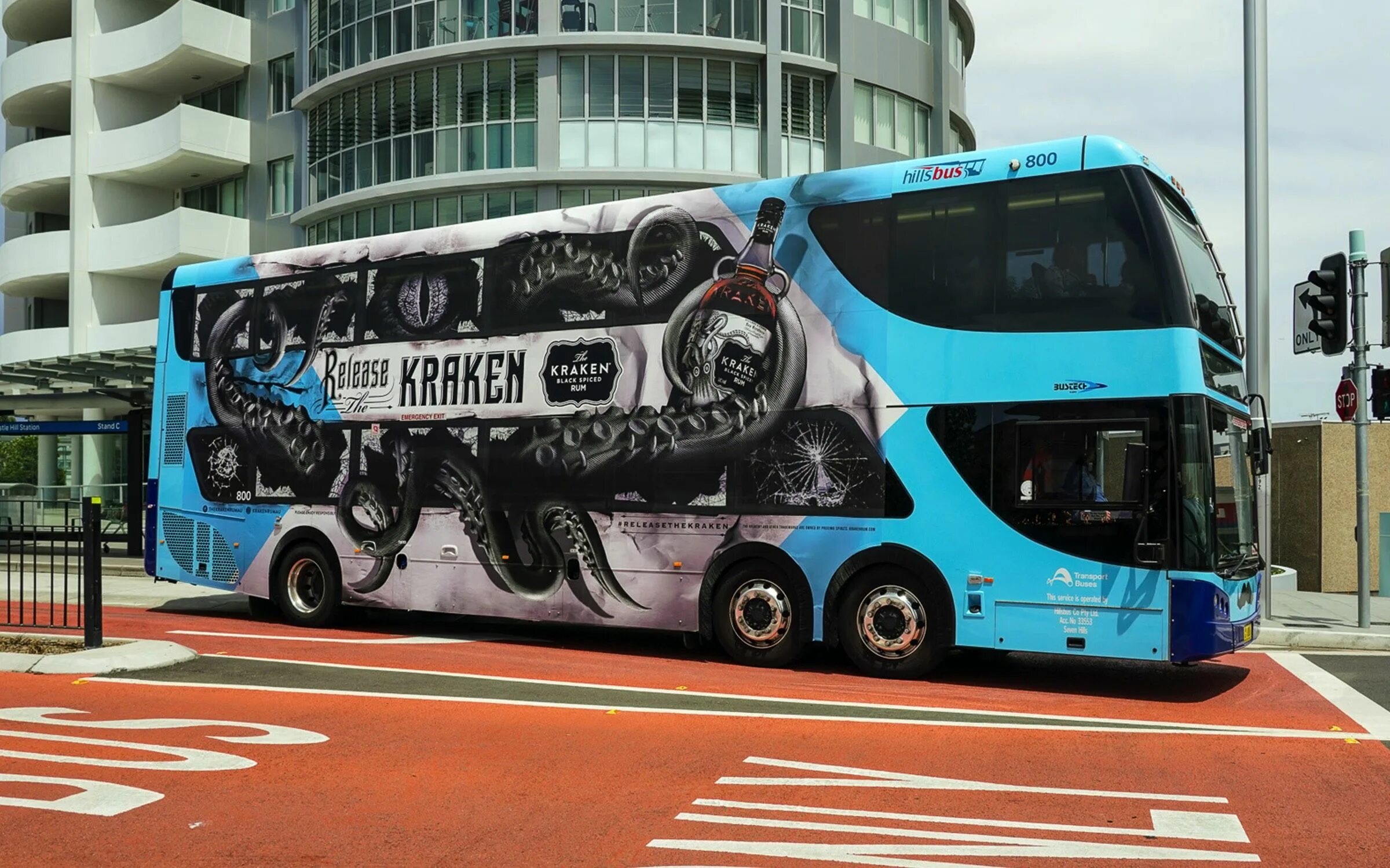 Кракен на Арбате. Автобус Кракен. Кракен реклама на автобусе. Автобус Кракен в Москве. Автобус кракен в москве 2024