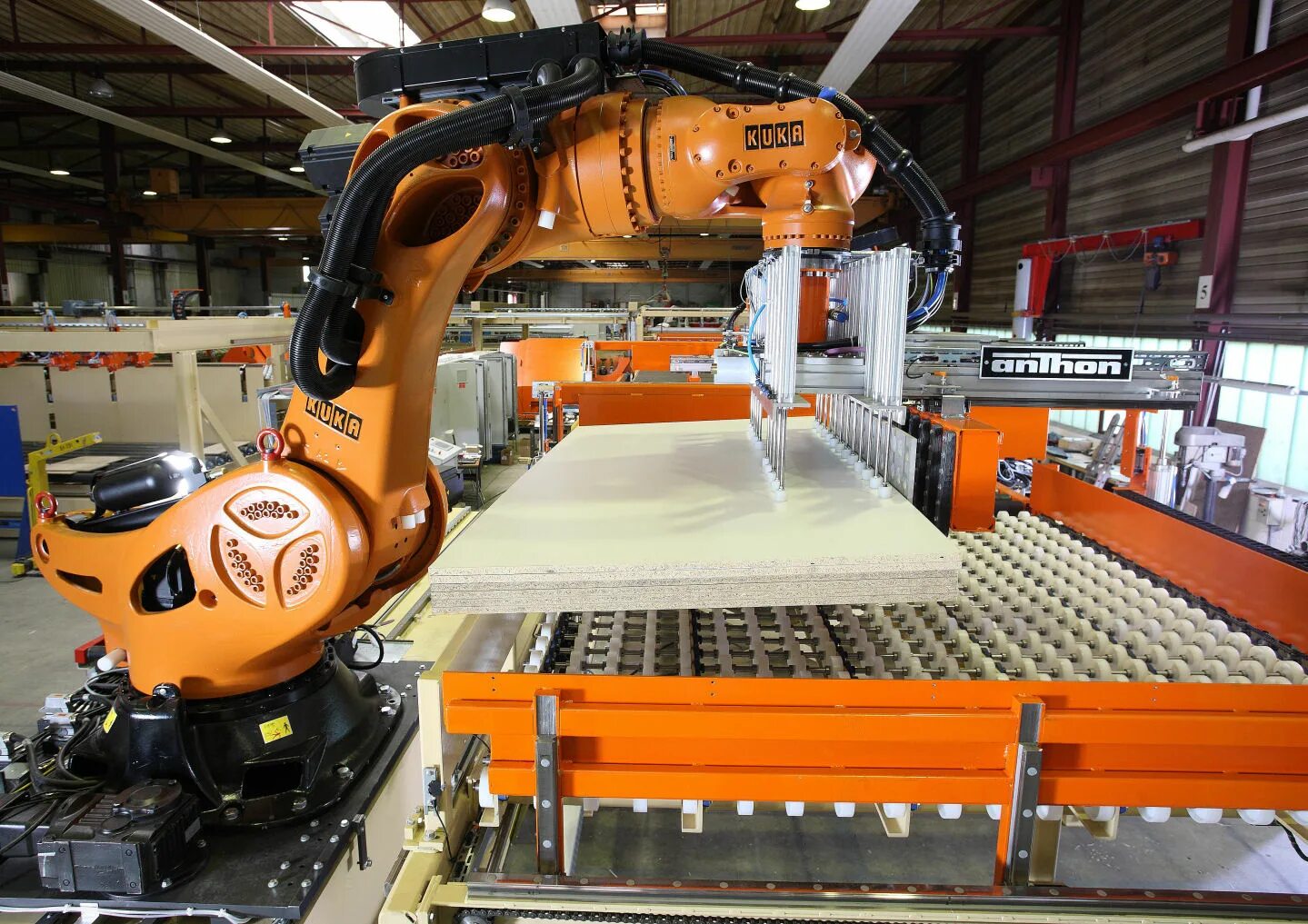 Манипулятор на заводе. Kuka станки. робот kuka манипулятор оборудование. kuka фрезеровка роботизированная.