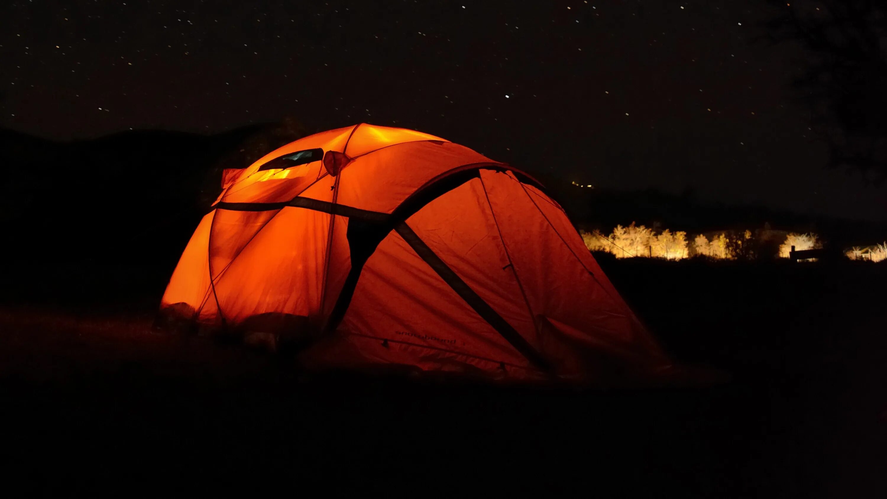 Night camp. Палатка на природе. Палатка на природе ночью. Вечер в палатке. Палатка в лесу ночью.