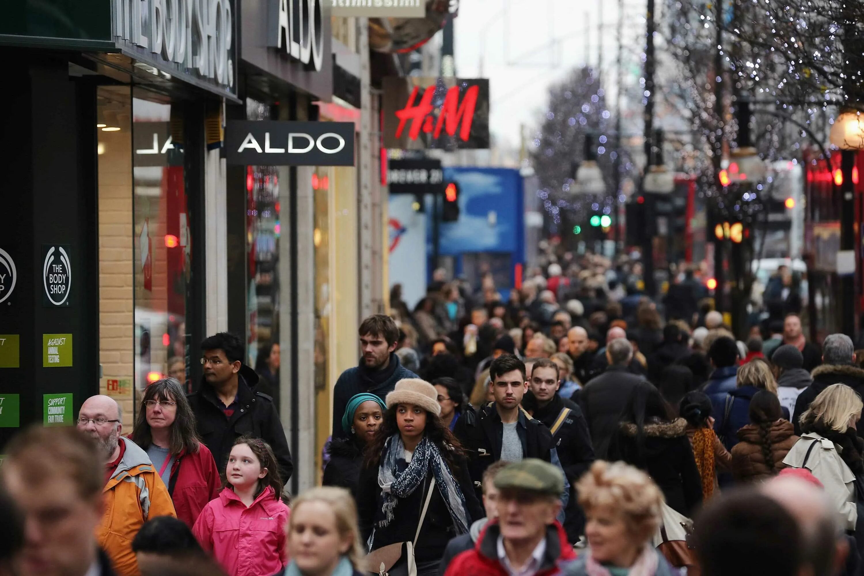 Шоппинг новый год. Очереди в великобритании. Шоппинг в лондоне. British retailers. Шоппинг в лондоне.