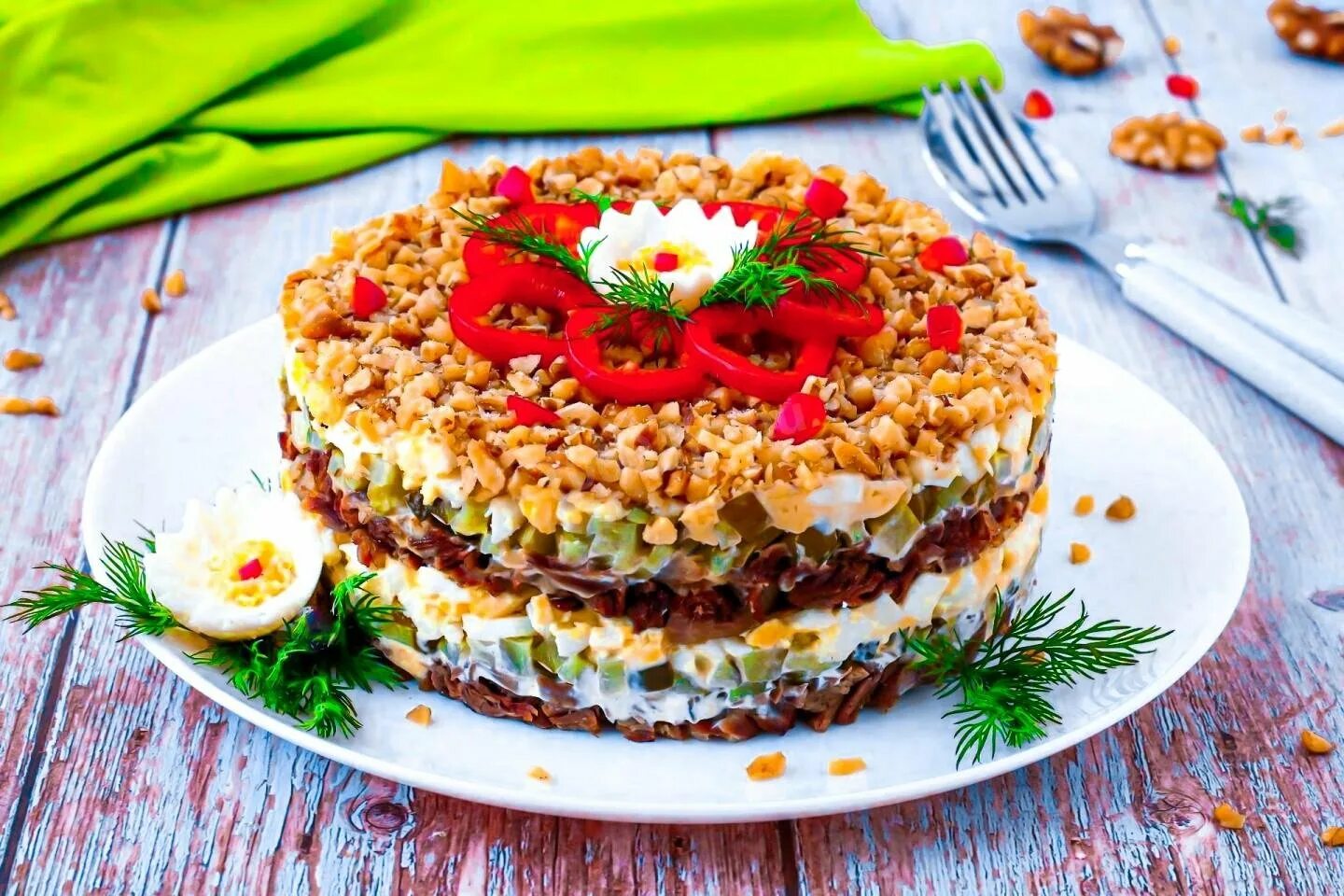 Рецепт салата праздничный мясной. Салаты мясные праздничные. Праздничные салаты. Новогодний стол оливье. Рецепт салата праздничный мясной.