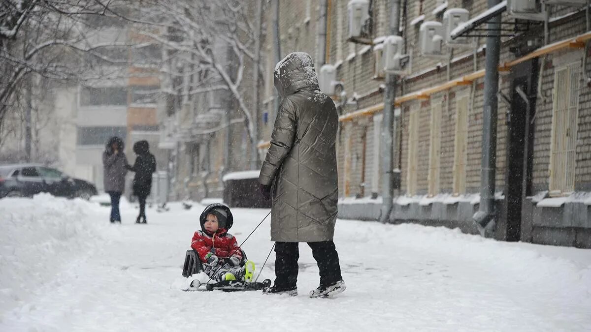 Погода 17 февраля 2024. Улица Москва небольшой снег. Аномальный снегопад в Москве. Зима 2015 в Москве фото. Высота снега в Подмосковье сейчас.