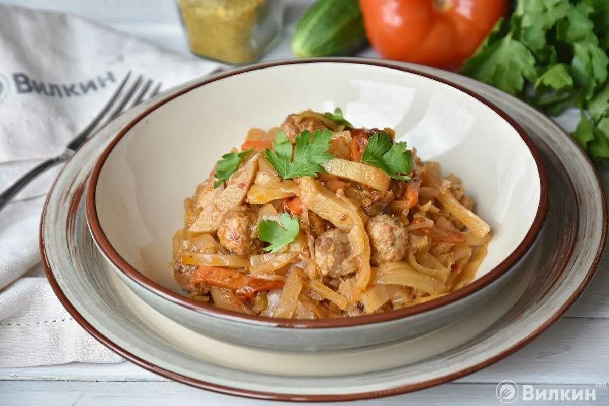 Польский бигус. Капуста тушеная бигус. Бигус с картошкой и капустой. Бигус (свинина, тушеная с капустой) 300\8 главобед. Тушеная капуста со свининой.