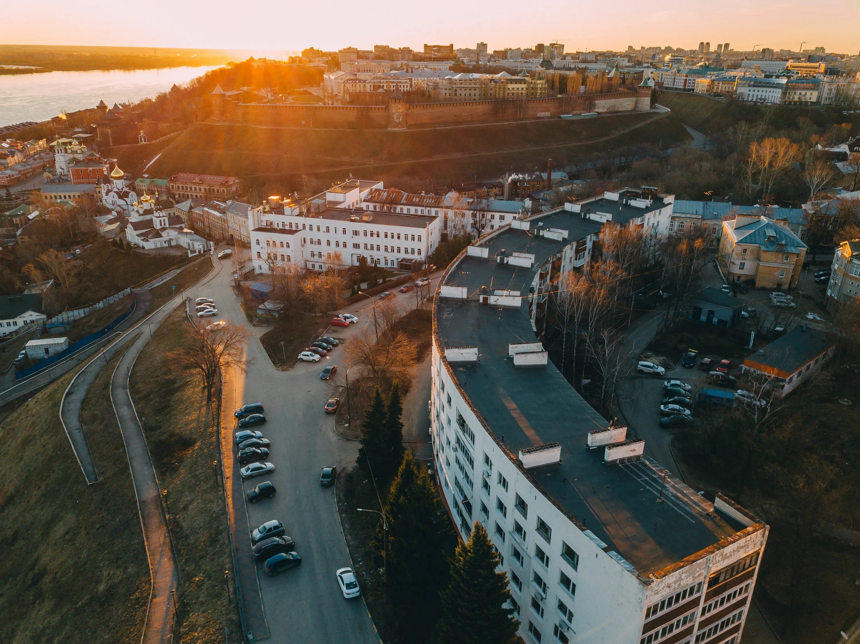 1 дом в нижнем новгороде. Набережная Федоровского Нижний Новгород. Радиусный дом Нижнего Новгорода набережная Федоровского. Соцгород Нижний Новгород радиусный дом. Нижний Новгород вид с Федоровского.