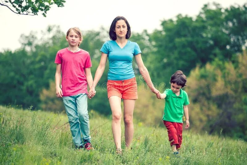 Старший братик. Два мальчика на берегу. Mom 2 boys. Папа в семье. Мальчики обнимаются с мальчиками.