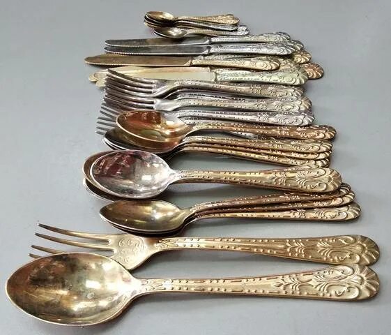 Можно дарить вилки. Можно дарить вилки. Столовые приборы с деревом. Набор ложек и вилок. Столовые приборы.