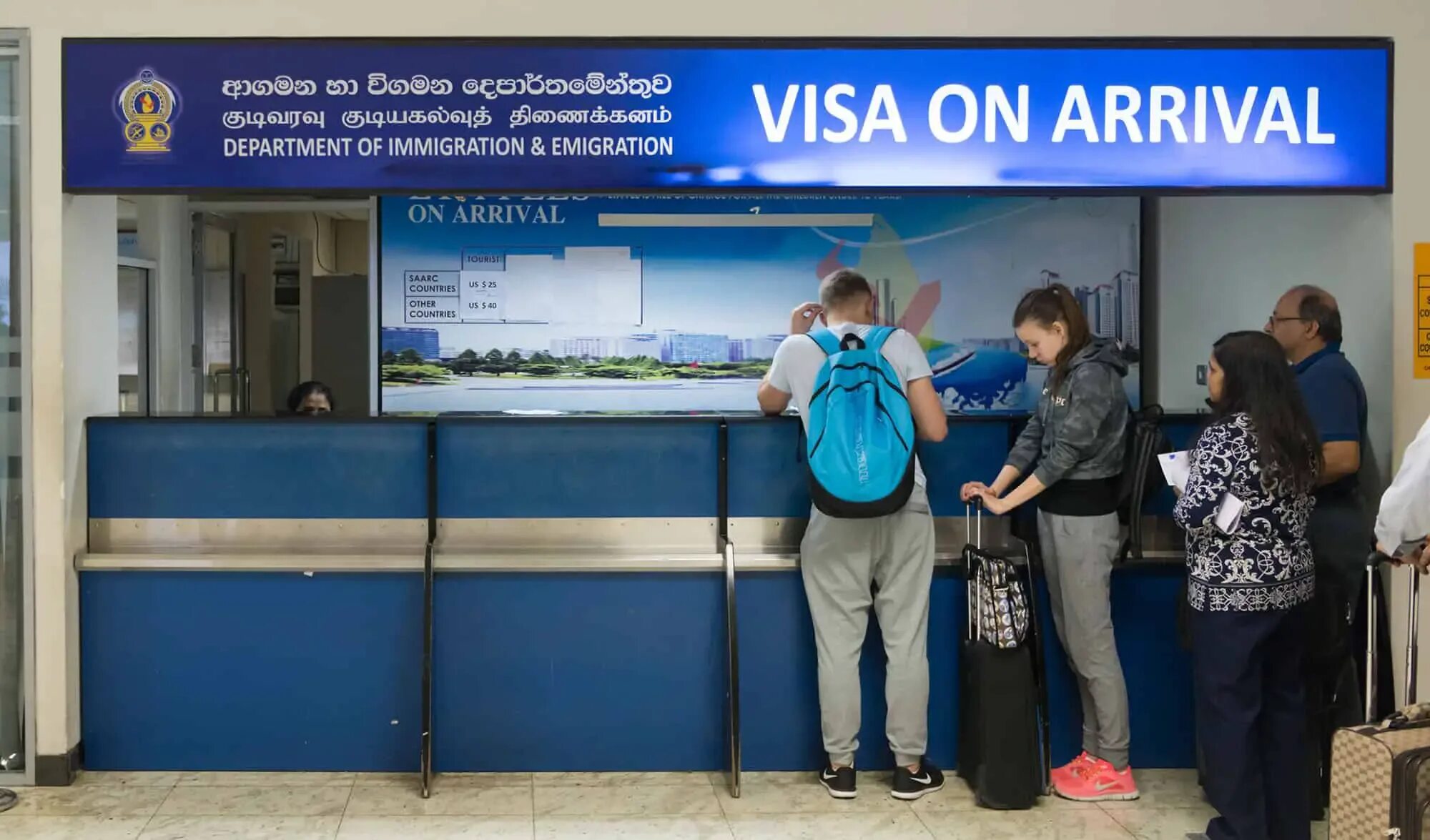 Sri lanka visa. Виза в аэропорту. Visa on arrival. Стойка в аэропорту. Паспортный контроль.