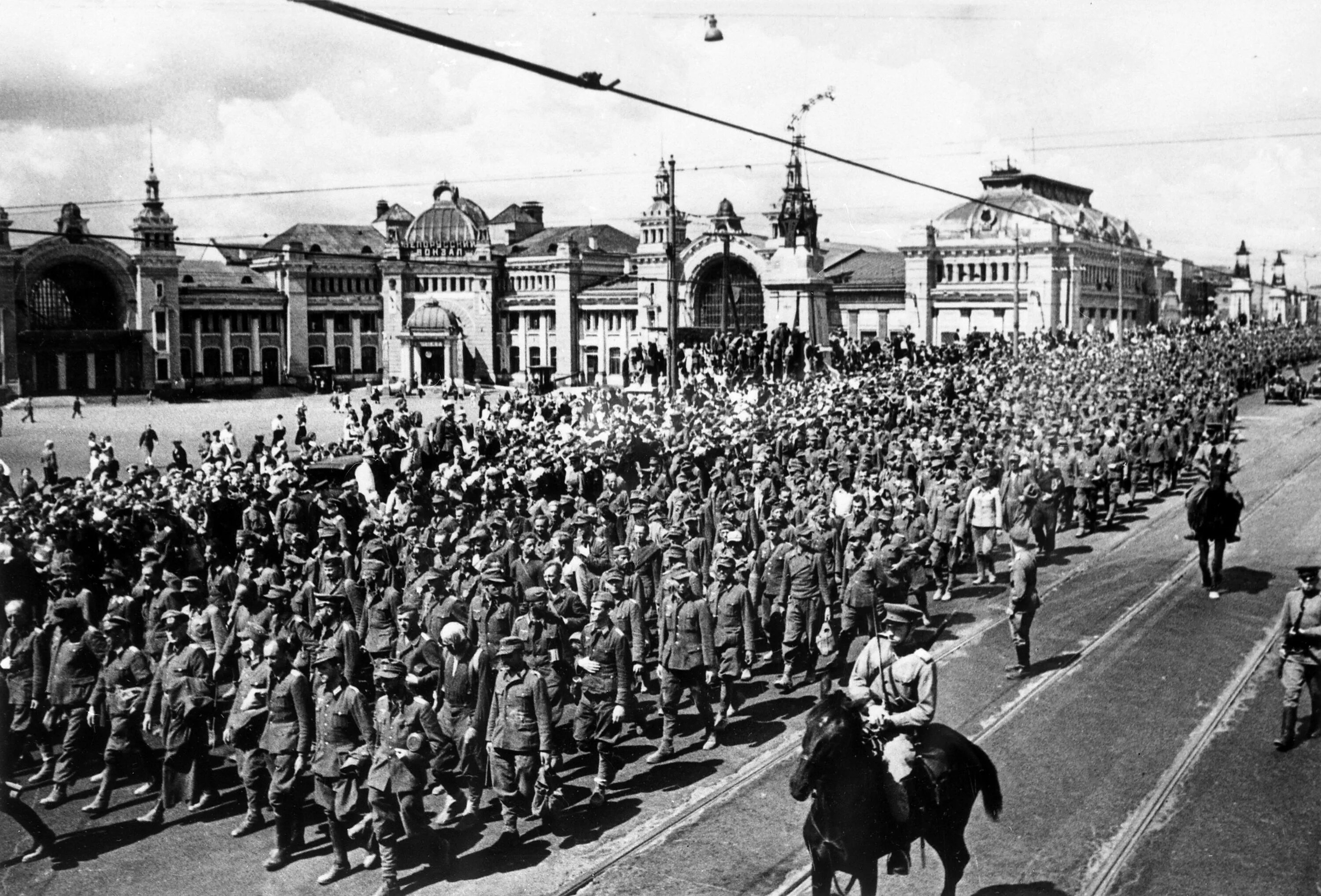 Марши во время войны. Парад пленных немцев в Москве 1944. Парад побеждённых марш пленных немцев в Москве 17 июля 1944 года. Парад пленных 1945. Пленные немцы в Москве 1945.