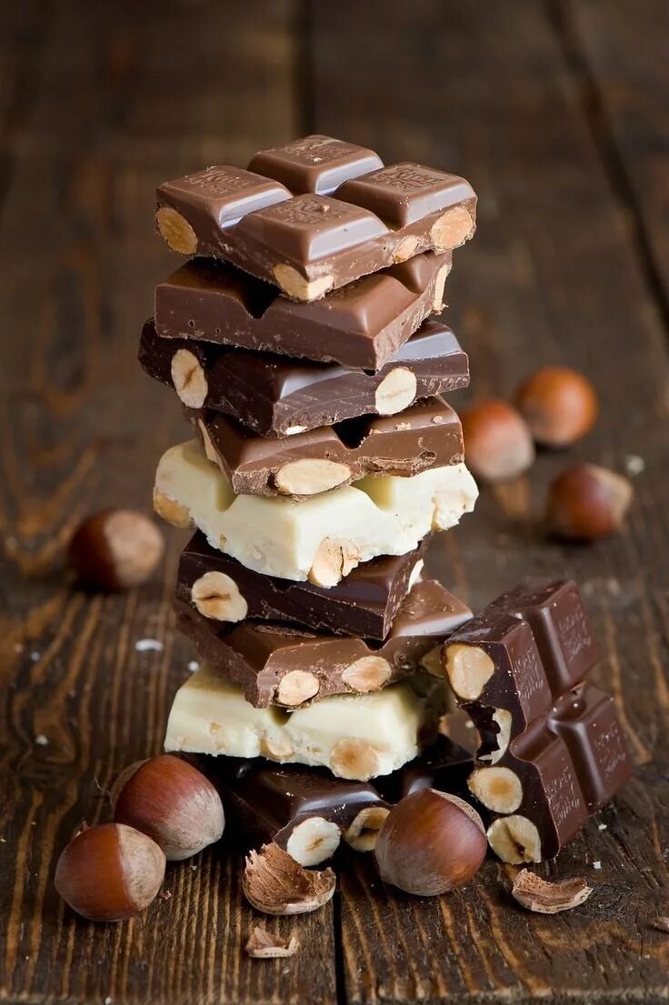 Очень шоколад. Шоколадные сладости. Аппетитный шоколад. Шоколад с орехами. Красивый шоколад.