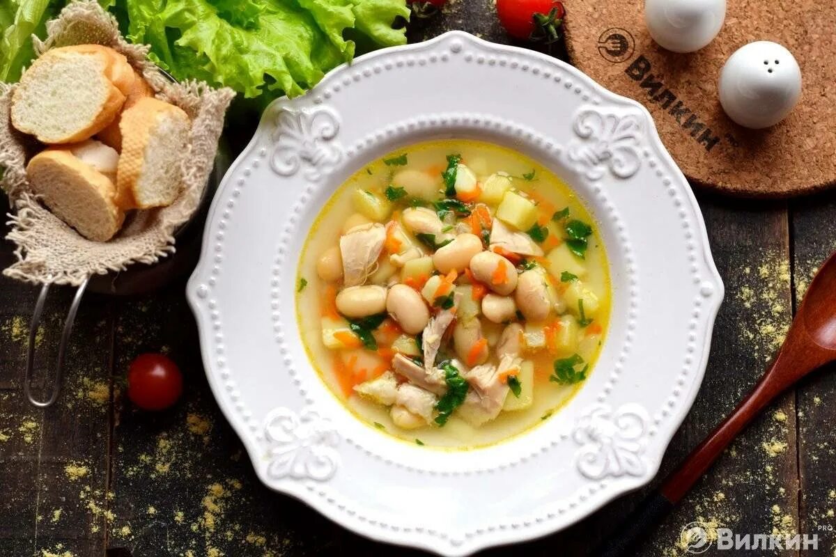 Суп с белой фасолью и мясом. Куриный фасолевый суп. фасолевый суп из консервированной белой фасоли. фасолевый суп с курицей. куриный суп с фасолью.