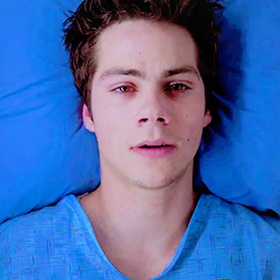 Стайлз девушка. Стайлз стилински грустный. Стайлз девушка. Стайлз в больнице ногицунэ. Стайлз стилински грустный.