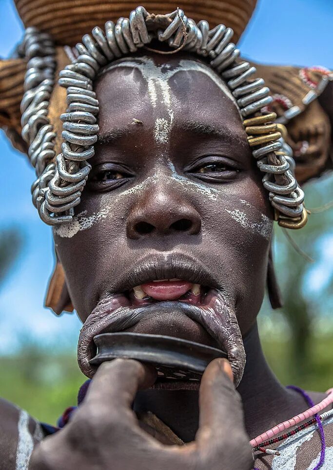 африканское племя мурси. племя мурси дмитрий комаров. губы африканцев. губы африканцев. африканское племя мурси женщины.