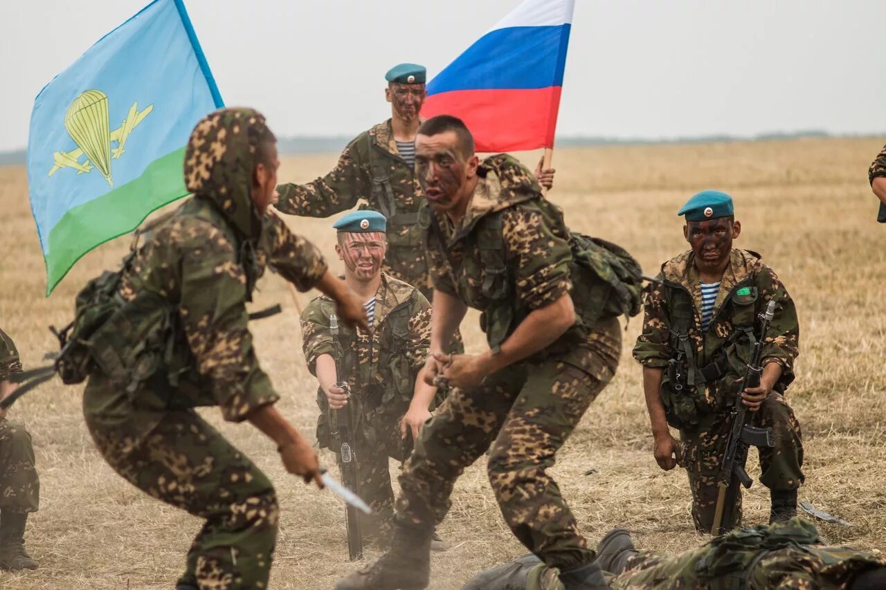 Нападение на десантников. Учения ВДВ. Десантники в бою. Российские десантники в бою. ВДВ России.