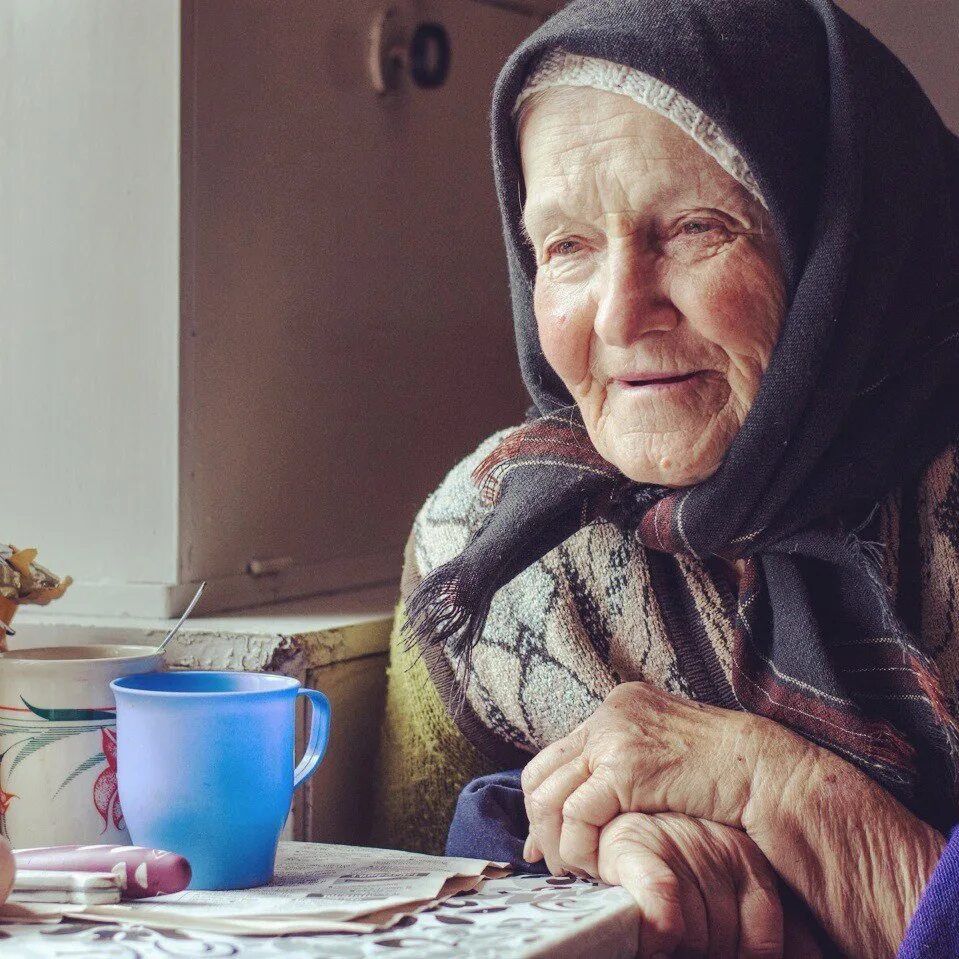 Добрая бабушка. Бабушка рассказывает. Старуха в платке. Православная бабушка.