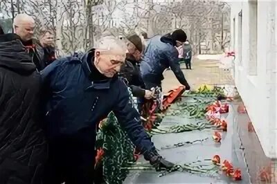 Землетрясение 28 мая. День памяти нефтегорск сахалин. жертвы нефтегорской трагедии кладбище. нефтегорская трагедия. нефтегорское землетрясение тела.
