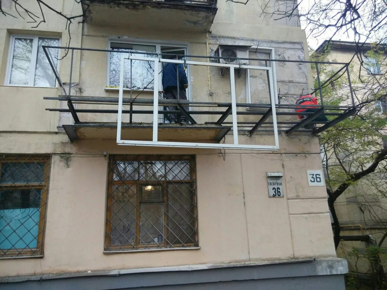 Соседский балкон. Пристройка балкона. увеличить балкон. расширение балкона. балконы увеличенные в многоквартирном доме.