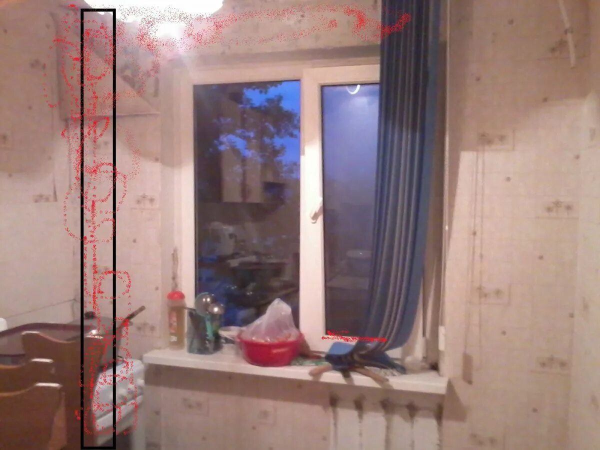 Батареи отопления в панельных домах. Трубы отопления в стене пятиэтажка. Трубы отопления в стене хрущевки. Батареи в стенах панельного. Батареи в стенах панельного.