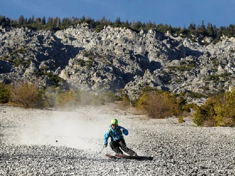 На лыжах по камням. Кататься с горы по траве. Спорт катания с извилистой горы. Ski down a Mountain funny. Steep slope