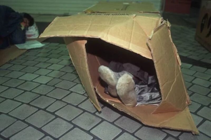 коробочка на улице. большая коробка картонная на улице. нищие в америке. коробочка на улице. девушка с коробками переезд.