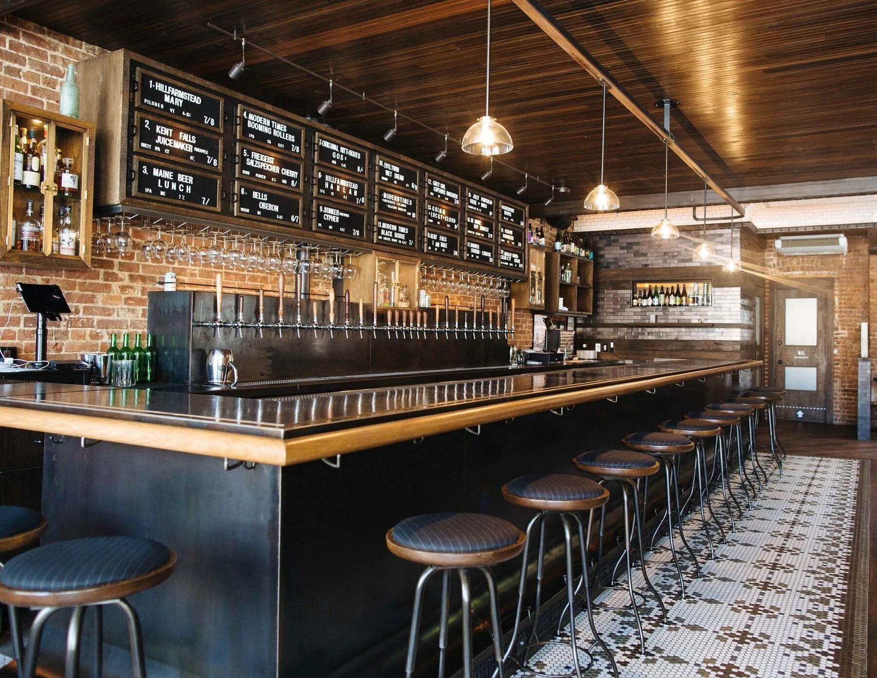 Интерьер пивной. Пивной ресторан «beer pub». пивная барная стойка. интерьер пивного бара. барная стойка в пивном баре.