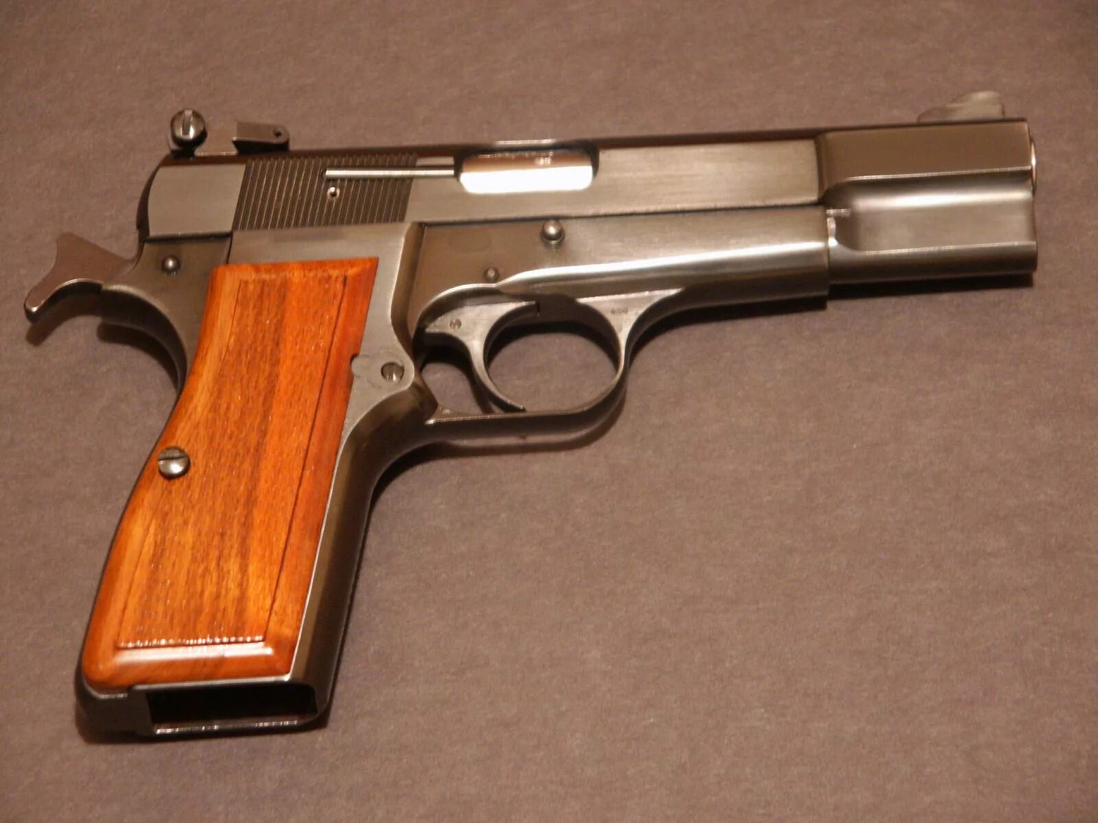 Browning de. Pistol Browning p35 Hi Power Custom. Браунинг НР-35. Browning 9mm. Браунинг (Browning).